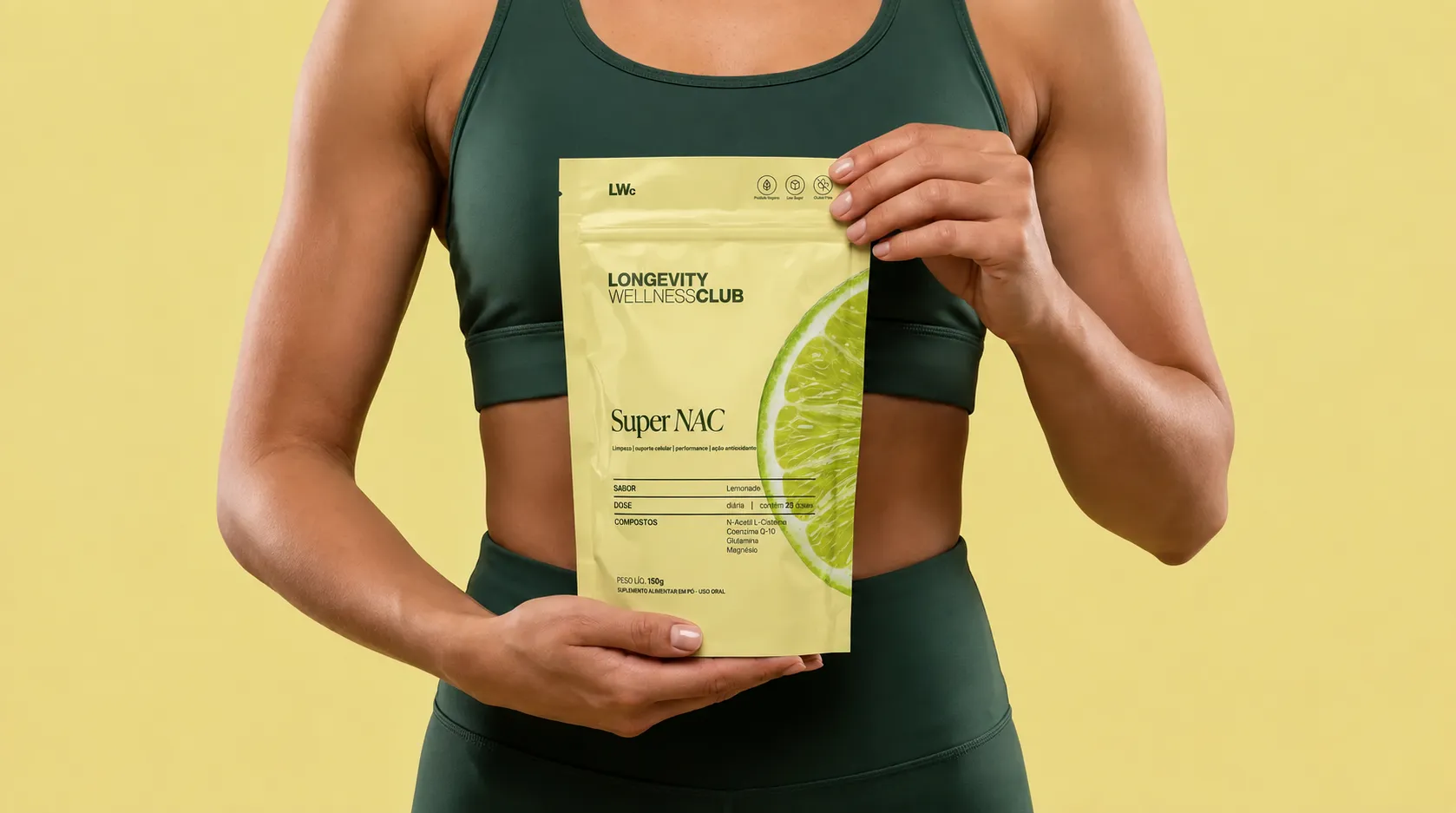 Mulher incluindo o Super NAC em sua rotina de bem-estar